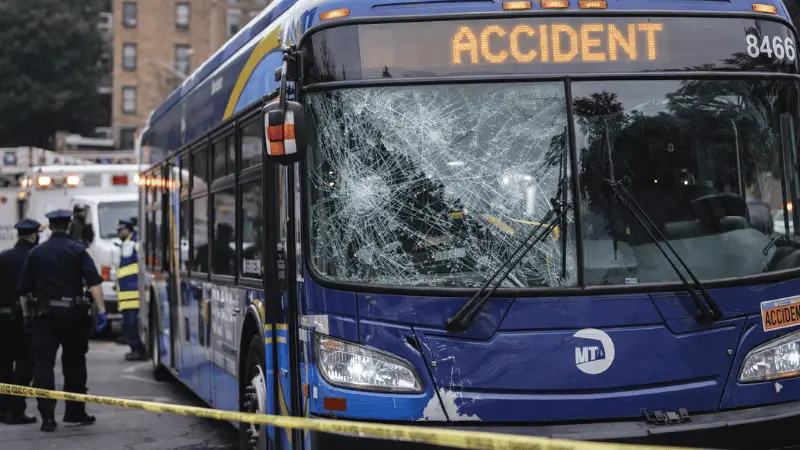 Impactante accidente en el Bronx: un autobús de la MTA choca contra varios coches y deja siete heridos en una escena «como de película».