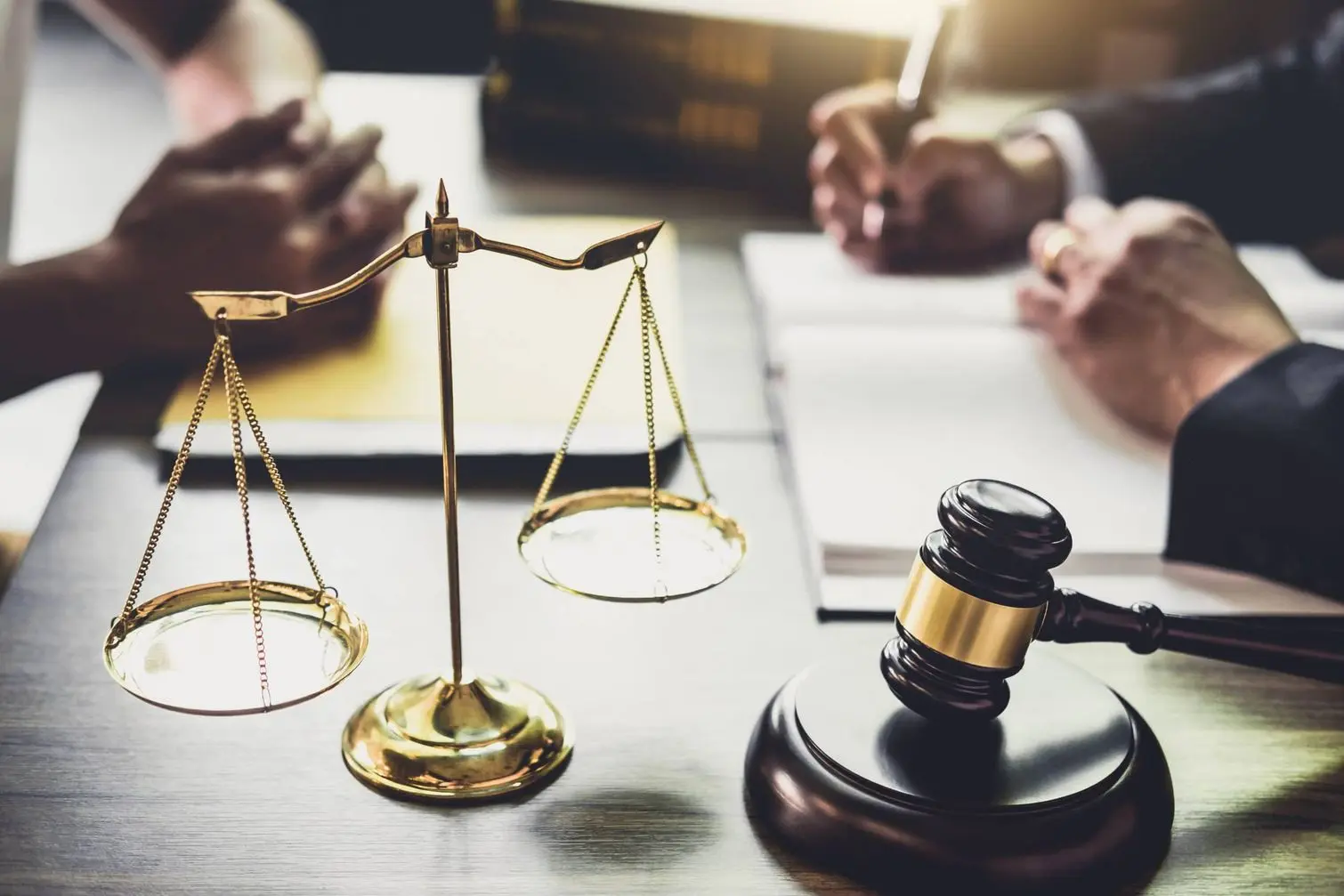 Buen servicio de cooperación, Consulta de Empresario y Abogado o Juez Consejero manteniendo reunión de equipo con cliente, Concepto de Derecho y Servicios Jurídicos.