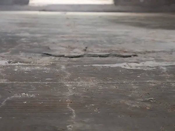 crack in basement floor